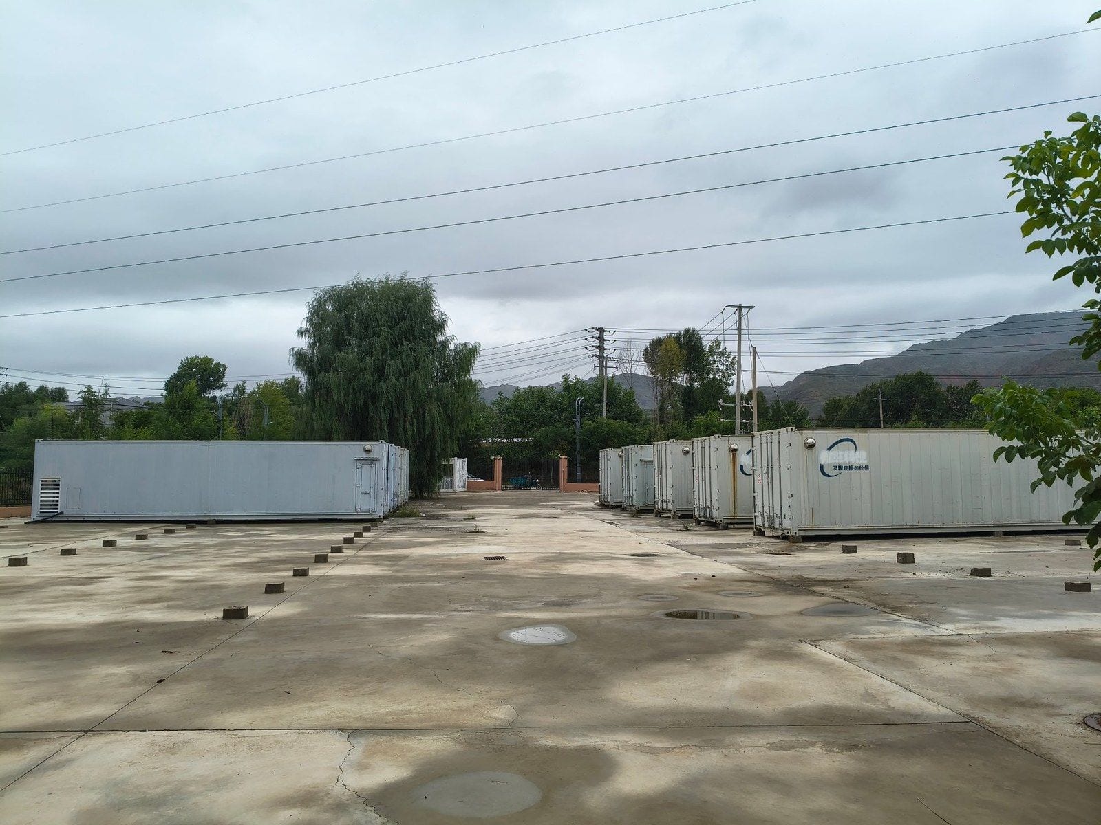 Qinghai project site: ten 40ft mushroom cultivation cabins lined up